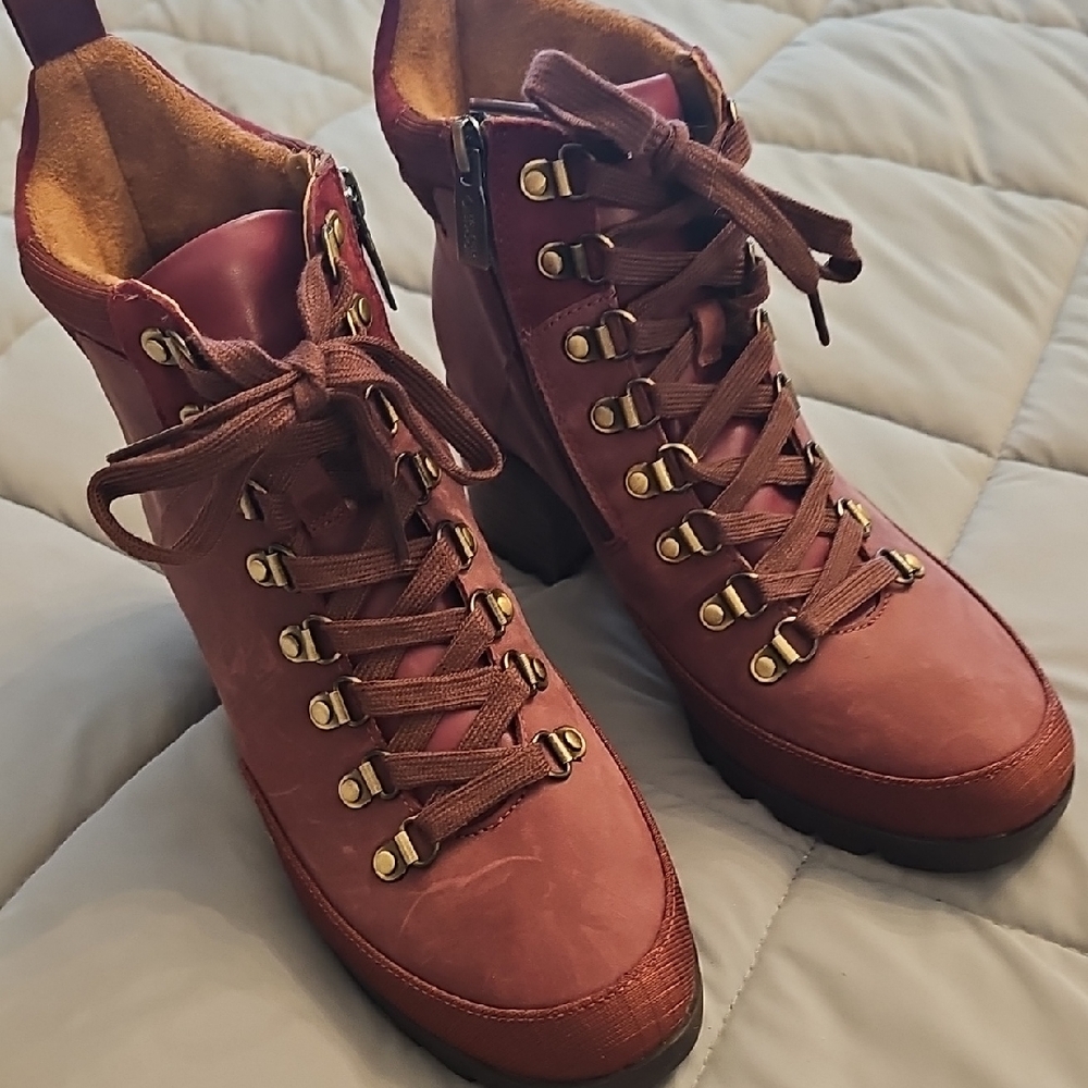 Vionic Women's Lace Up Boots in Burgundy
